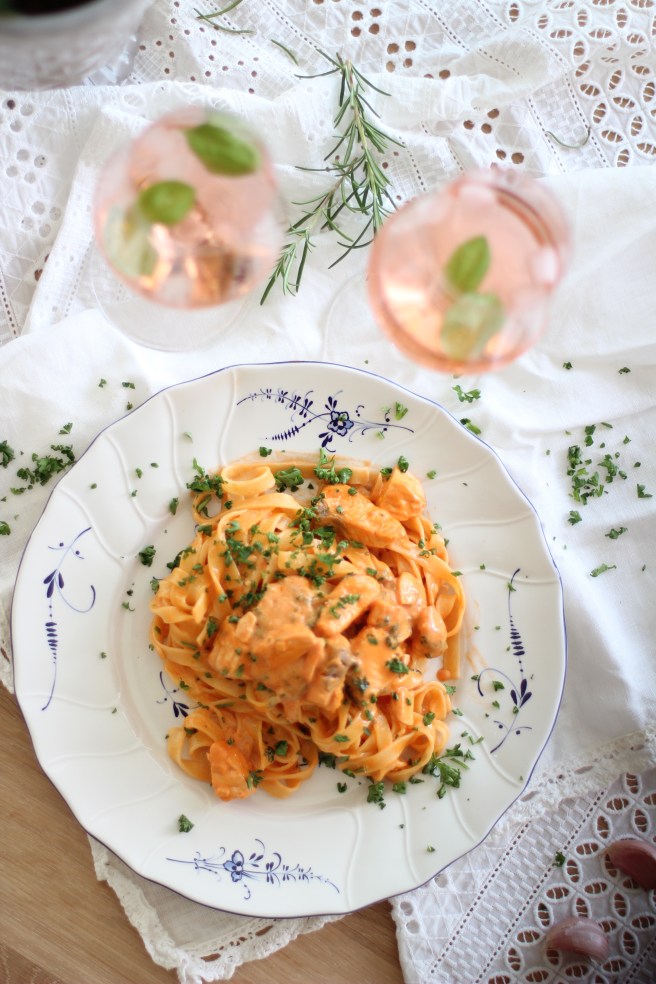 Tagliatelle mit Lachs in Tomatensahne ; Tagliatelle salmone – cucina d ... Tagliatelle mit Lachs in Tomatensahne ; Tagliatelle salmone – cucina d ...